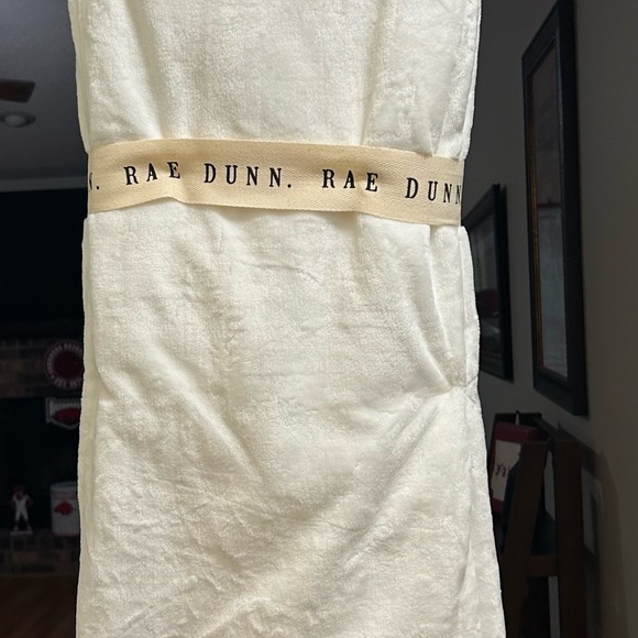 NWT RAE DUNN EVERYONE IS WELCOME HERE RAINBOW 🌈 EMBROIDERED PLUSH THROW - Picture 3 of 13